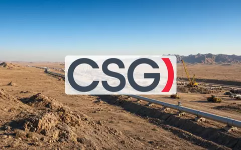 Moderne industrielle Infrastruktur in einer weitläufigen Wüstenlandschaft als Symbol für Großprojekte. - Foto: über boerse-global.de
