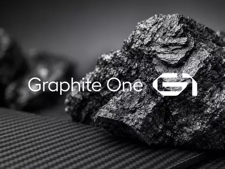 Nahaufnahme von Graphitmineralien und industriellen Kohlenstoffstrukturen in einer minimalistischen, professionellen Kulisse. - Foto: über boerse-global.de