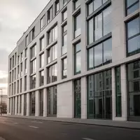 Moderne Fassade eines Berliner Wohnhauses in Berlin-Mitte bei bewölktem Tageslicht. - Foto: über boerse-global.de