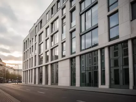 Moderne Fassade eines Berliner Wohnhauses in Berlin-Mitte bei bewölktem Tageslicht. - Foto: über boerse-global.de