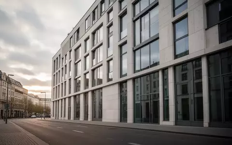 Moderne Fassade eines Berliner Wohnhauses in Berlin-Mitte bei bewölktem Tageslicht. - Foto: über boerse-global.de