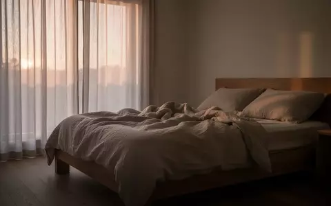 Ein ungemachtes Bett in einem ruhigen Schlafzimmer im sanften Licht der Morgendämmerung. - Foto: über boerse-global.de