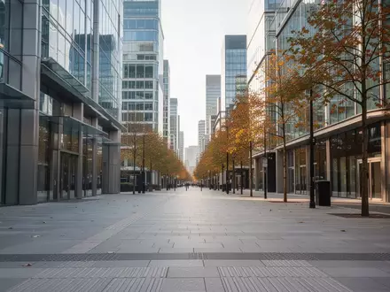 Ein moderner, menschenleerer Fußgängerweg im Londoner Finanzviertel Canary Wharf mit zeitgenössischer Architektur. - Foto: über boerse-global.de