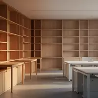 Ein aufgeräumter, minimalistischer Büroraum mit leeren Regalen und Schreibtischen in hellem, natürlichem Licht. - Foto: über boerse-global.de
