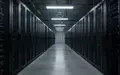 Ein langer, leerer Gang in einem modernen Rechenzentrum mit dunklen Server-Racks und kühler, industrieller Beleuchtung. - Foto: über boerse-global.de
