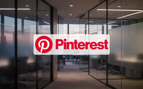 Abstraktes, modernes Büroambiente bei Dämmerung als Symbol für strategische finanzielle Neuausrichtung. - Foto: über boerse-global.de