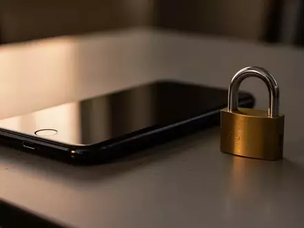 Symbolbild: Smartphone und Vorhängeschloss - Foto: über boerse-global.de
