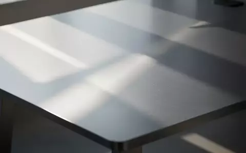 Eine minimalistische, gebürstete Metalloberfläche bei natürlichem Lichteinfall mit weichen Schattenwürfen. - Foto: über boerse-global.de