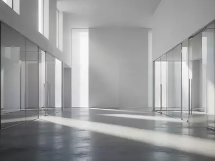 Ein minimalistischer, moderner Innenraum mit klaren architektonischen Linien und diffusem Tageslicht. - Foto: über boerse-global.de