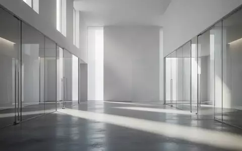 Ein minimalistischer, moderner Innenraum mit klaren architektonischen Linien und diffusem Tageslicht. - Foto: über boerse-global.de