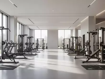 Ein moderner, aufgeräumter Fitnessraum mit hochwertigen Trainingsgeräten in einer hellen, professionellen Umgebung. - Foto: über boerse-global.de