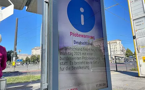 Probealarm auf einer digitalen Werbetafel (Archiv) - Foto: via dts Nachrichtenagentur