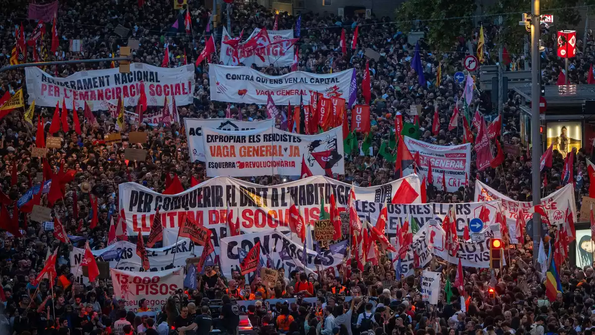 In Barcelona haben zahlreiche Menschen gegen Wohnungsnot demonstriert. - Bild: Lorena Sopêna/EUROPA PRESS/dpa