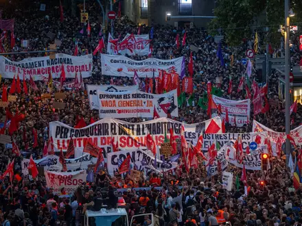 In Barcelona haben zahlreiche Menschen gegen Wohnungsnot demonstriert. - Foto: Lorena Sopêna/EUROPA PRESS/dpa