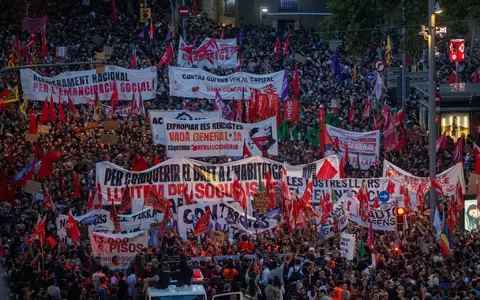 In Barcelona haben zahlreiche Menschen gegen Wohnungsnot demonstriert. - Foto: Lorena Sopêna/EUROPA PRESS/dpa