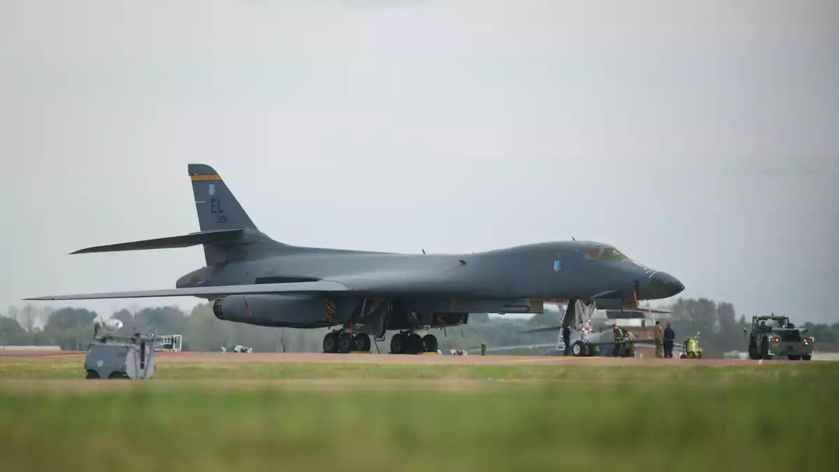 Nach dem Abzug der US-Bomber steht die Frage im Fokus, was dazu geführt hat. (Archivfoto) - Bild: Alastair Grant/AP/dpa