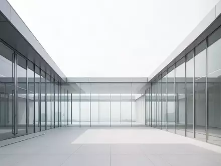 Moderne Glas- und Stahlarchitektur vor einem bewölkten Himmel. - Foto: über boerse-global.de