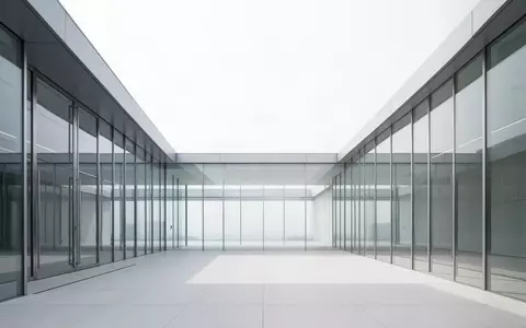 Moderne Glas- und Stahlarchitektur vor einem bewölkten Himmel. - Foto: über boerse-global.de