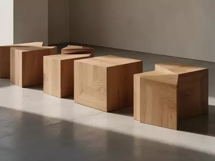 Minimalistische Holzbausteine auf einem Betonboden als Symbol für Struktur und langfristige Finanzplanung. - Foto: über boerse-global.de