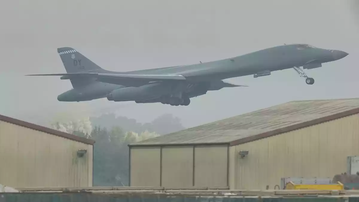 Die Vereinigten Staaten haben Langstreckenbomber von einem Militärstützpunkt in Großbritannien abgezogen - US-Medien berichten, warum.  - Bild: Alastair Grant/AP/dpa