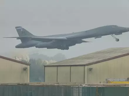 Die Vereinigten Staaten haben Langstreckenbomber von einem Militärstützpunkt in Großbritannien abgezogen - US-Medien berichten, warum.  - Foto: Alastair Grant/AP/dpa