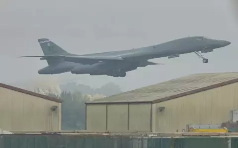Die Vereinigten Staaten haben Langstreckenbomber von einem Militärstützpunkt in Großbritannien abgezogen - US-Medien berichten, warum.  - Foto: Alastair Grant/AP/dpa