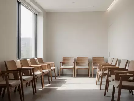 Ein heller, leerer Wartebereich in einer modernen Arztpraxis mit Holzstühlen und einfallendem Tageslicht. - Foto: über boerse-global.de