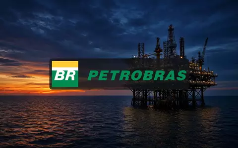 Eine Offshore-Ölplattform vor dem Horizont bei Dämmerung, die die industrielle Energiebranche symbolisiert. - Foto: über boerse-global.de