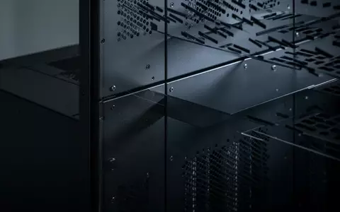 Ein dunkler, metallischer Serverschrank in einem ruhig beleuchteten Raum mit Fokus auf industrielle Texturen und Schatten. - Foto: über boerse-global.de