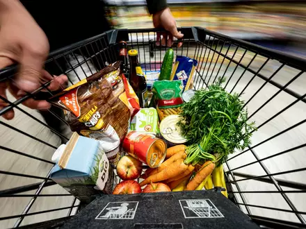 GLP-1-Medikamente helfen beim Abnehmen, indem sie den Appetit zügeln und das Sättigungsgefühl steigern. Wird nun weniger eingekauft? (Symbolbild) - Foto: Fabian Sommer/dpa