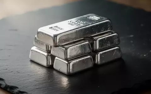 Ein Stapel glänzender Silberbarren auf einer dunklen, reflektierenden Oberfläche. - Foto: über boerse-global.de
