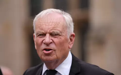Der britische Autor Jeffrey Archer ist mit 86 Jahren gestorben. - Foto: Joe Giddens/PA Wire/dpa