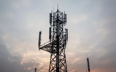 Silhouette eines Mobilfunkmasts vor einem bewölkten Abendhimmel als Symbol für Netzabdeckung und Signalqualität. - Foto: über boerse-global.de