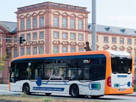 Mannheim zählt mit Freiburg und Karlsruhe zu den Spitzenreitern bei der Umstellung auf batteriebetriebene Elektrobusse. (Archivbild)   - Foto: Uwe Anspach/dpa