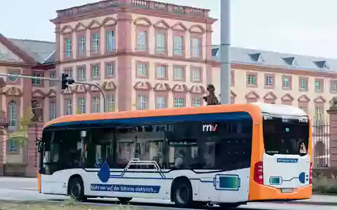 Mannheim zählt mit Freiburg und Karlsruhe zu den Spitzenreitern bei der Umstellung auf batteriebetriebene Elektrobusse. (Archivbild)   - Foto: Uwe Anspach/dpa