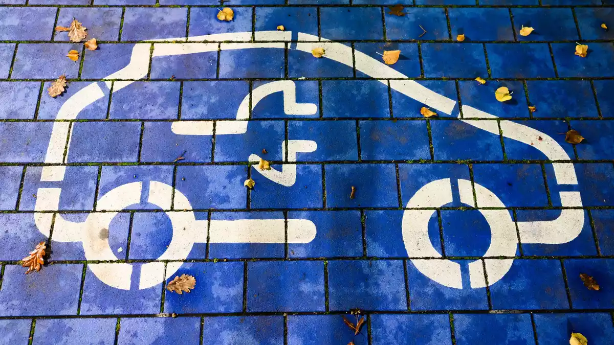 Der Preisunterschied zwischen Verbrennern und E-Autos ist zuletzt wieder gesunken. (Symbolbild) - Bild: Julian Stratenschulte/dpa