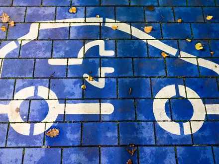 Der Preisunterschied zwischen Verbrennern und E-Autos ist zuletzt wieder gesunken. (Symbolbild) - Foto: Julian Stratenschulte/dpa
