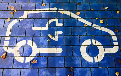 Der Preisunterschied zwischen Verbrennern und E-Autos ist zuletzt wieder gesunken. (Symbolbild) - Foto: Julian Stratenschulte/dpa