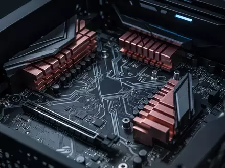 Detailaufnahme einer Computer-Hauptplatine mit Kühlkörpern und technischen Komponenten in einer dunklen, technologischen Umgebung. - Foto: über boerse-global.de