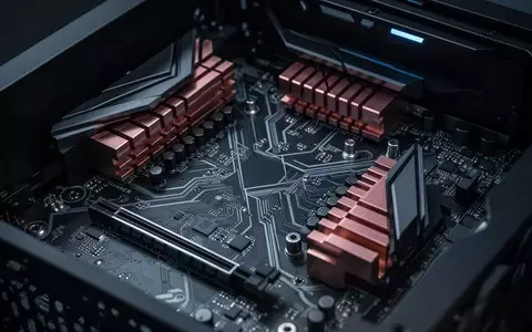 Detailaufnahme einer Computer-Hauptplatine mit Kühlkörpern und technischen Komponenten in einer dunklen, technologischen Umgebung. - Foto: über boerse-global.de