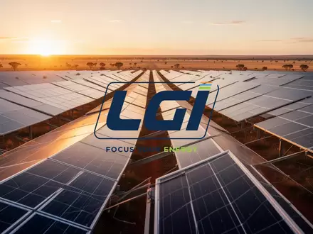 Moderne Solarparks in einer sonnigen Landschaft bei Sonnenuntergang - Foto: über boerse-global.de