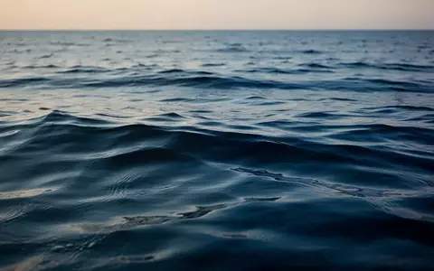 Eine ruhige Meeresoberfläche bei Sonnenaufgang, die die natürliche Quelle mariner Omega-3-Fettsäuren symbolisiert. - Foto: über boerse-global.de