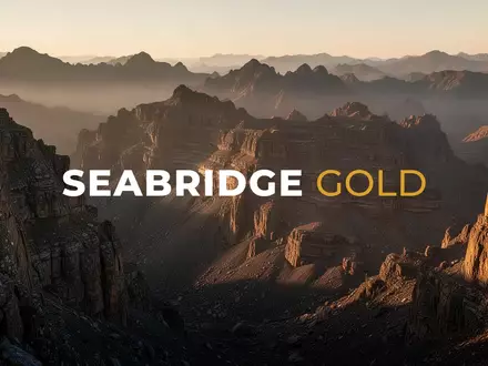 Eine weitläufige, raue Gebirgslandschaft bei goldenem Licht, die geologische Strukturen und Bergbau-Themen symbolisiert. - Foto: über boerse-global.de