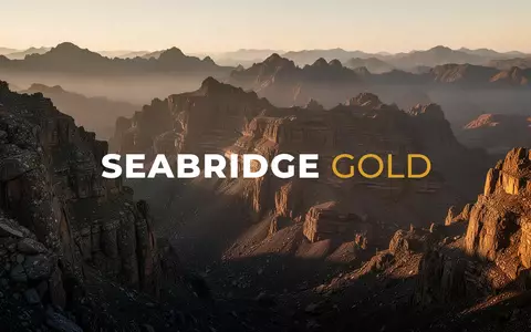 Eine weitläufige, raue Gebirgslandschaft bei goldenem Licht, die geologische Strukturen und Bergbau-Themen symbolisiert. - Foto: über boerse-global.de