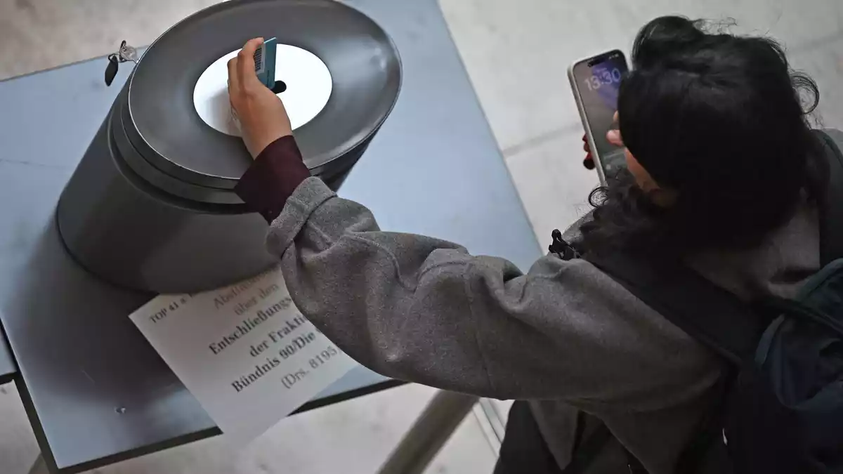 Bei einer namentlichen Abstimmung werfen die Abgeordneten personalisierte blaue (Ja), rote (Nein) oder weiße (Enthaltung) Stimmkarten ein. (Archivbild) - Bild: Michael Brandt/dpa