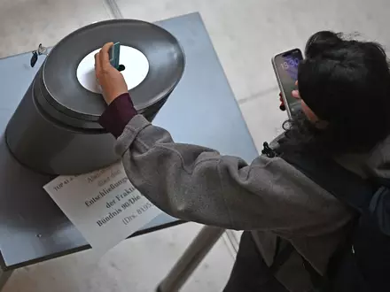 Bei einer namentlichen Abstimmung werfen die Abgeordneten personalisierte blaue (Ja), rote (Nein) oder weiße (Enthaltung) Stimmkarten ein. (Archivbild) - Foto: Michael Brandt/dpa