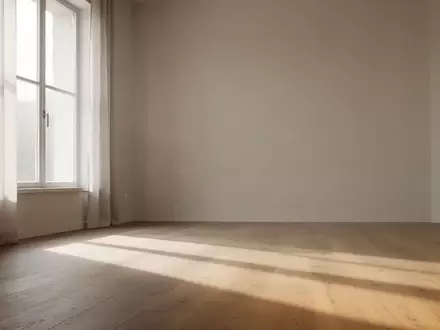 Ein ruhiger, minimalistischer Raum mit weichem Tageslicht und sanften Schatten auf einem Holzboden. - Foto: über boerse-global.de