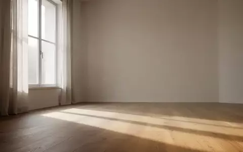 Ein ruhiger, minimalistischer Raum mit weichem Tageslicht und sanften Schatten auf einem Holzboden. - Foto: ĂŒber boerse-global.de