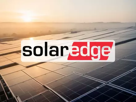 Moderne Photovoltaikanlagen bei Sonnenaufgang als Symbol für die Solarbranche. - Foto: über boerse-global.de