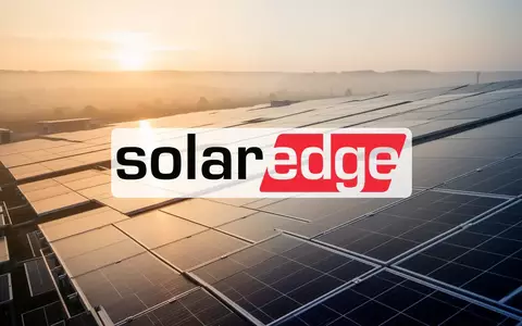 Moderne Photovoltaikanlagen bei Sonnenaufgang als Symbol für die Solarbranche. - Foto: über boerse-global.de